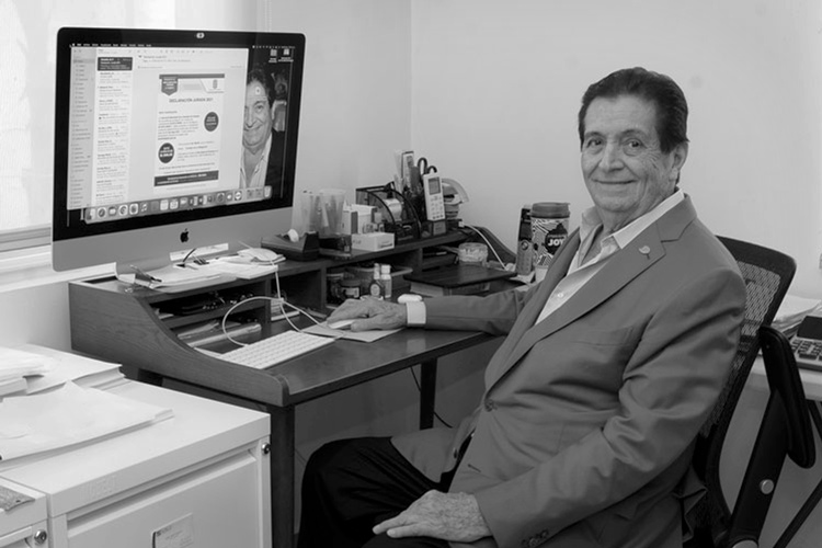 Licdo. Abel Vergara Cárdenas en su escritorio.