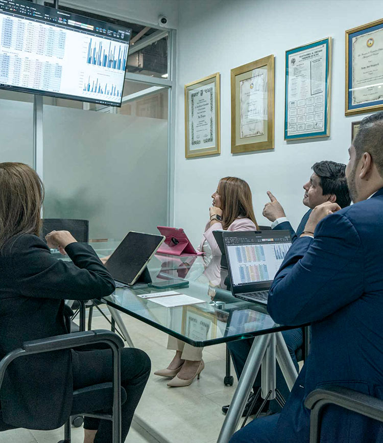 Socios en sala de reuniones de A. Vergara & Co., firma de contadores públicos autorizados en Panamá